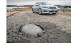 Pothole-AdobeStock_199002247-©Christian-Delbert Pothole-AdobeStock_199002247-©Christian-Delbert
