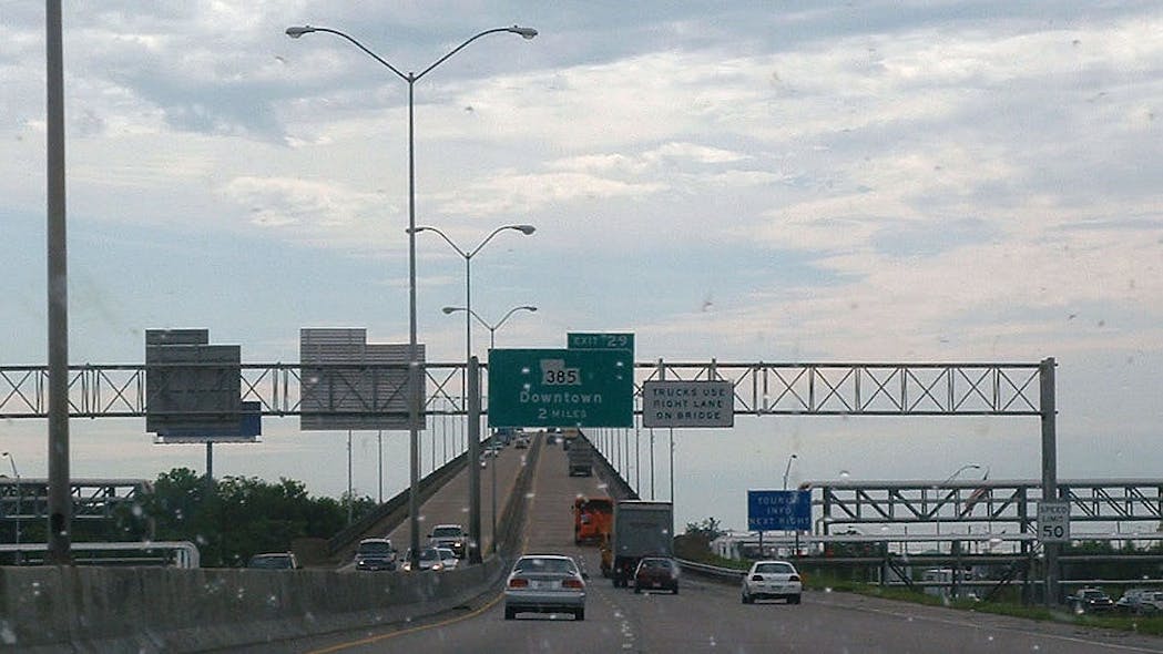 1280px-Interstate_10_eastbound_over_Lake_Charles_(LA)