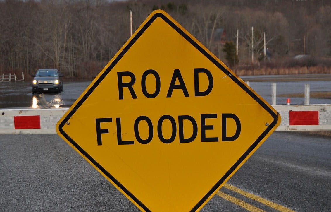 Road_flooded_sign_Gidly_Road_3