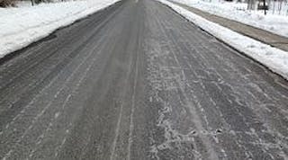 Winter_road_treatment_using_salt_brine_0