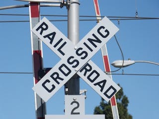 railroad-crossing-1334244_1920_3