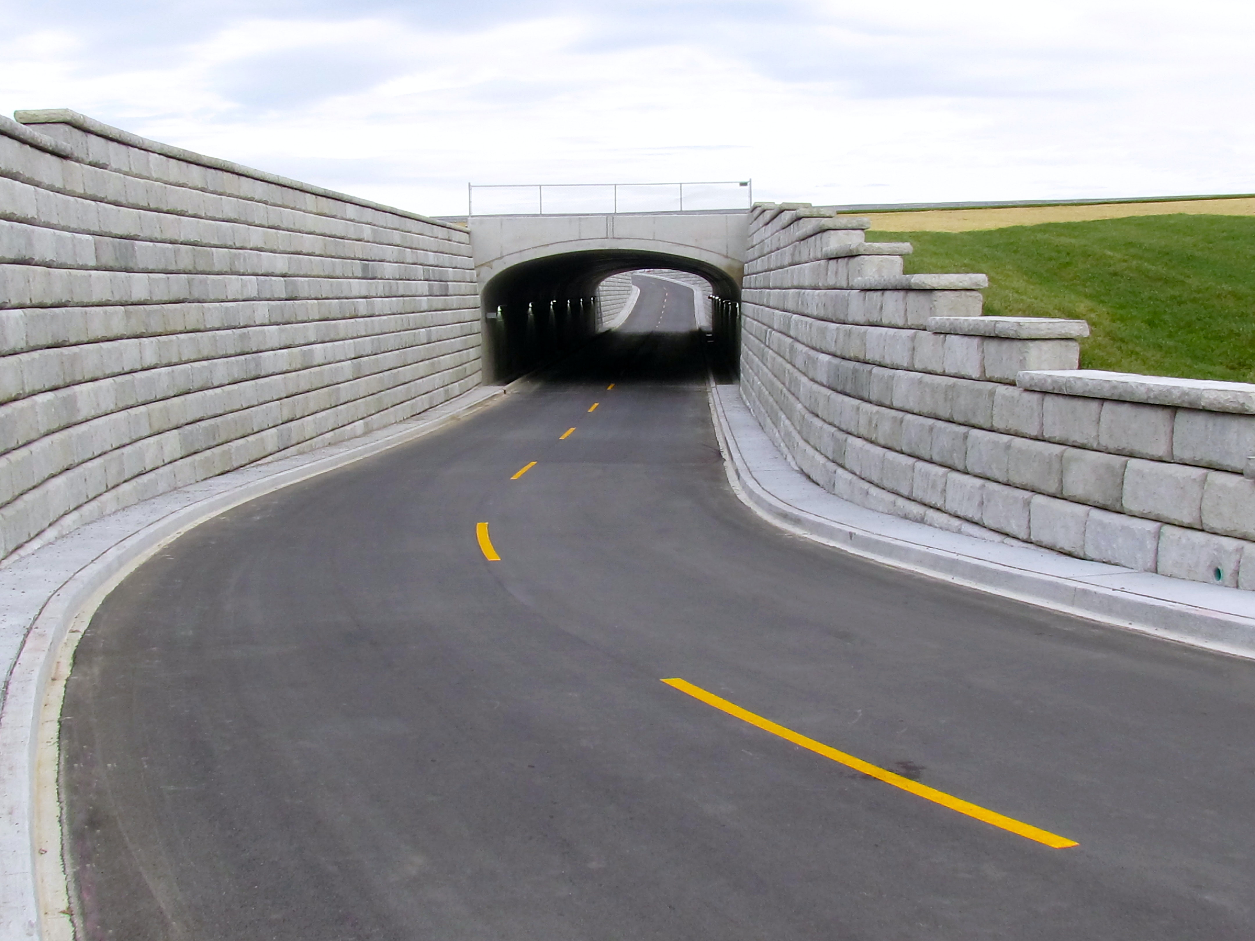 1654878124063 Fastretainingwallinstallationatlouisvilleinternationalairport1