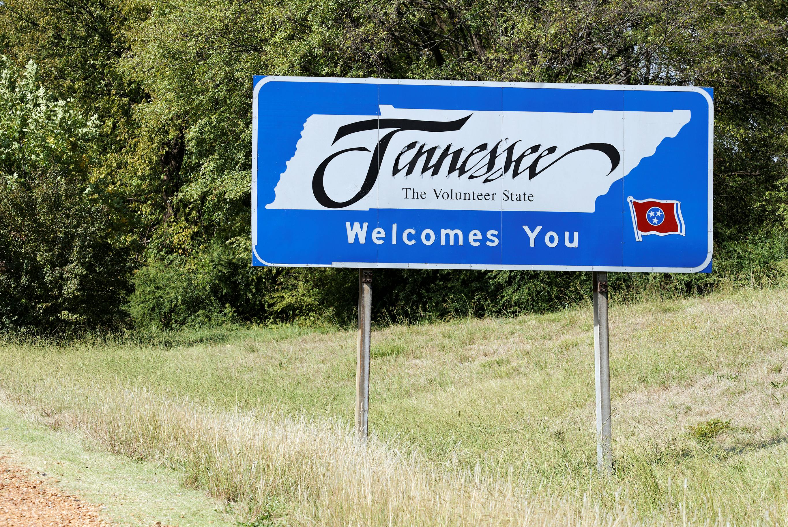 A Welcome to Tennessee sign displayed on the side of a highway