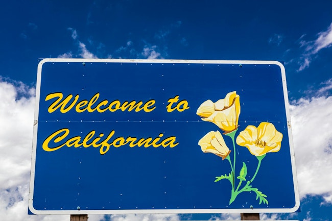 A sign welcoming drivers to the state of California.