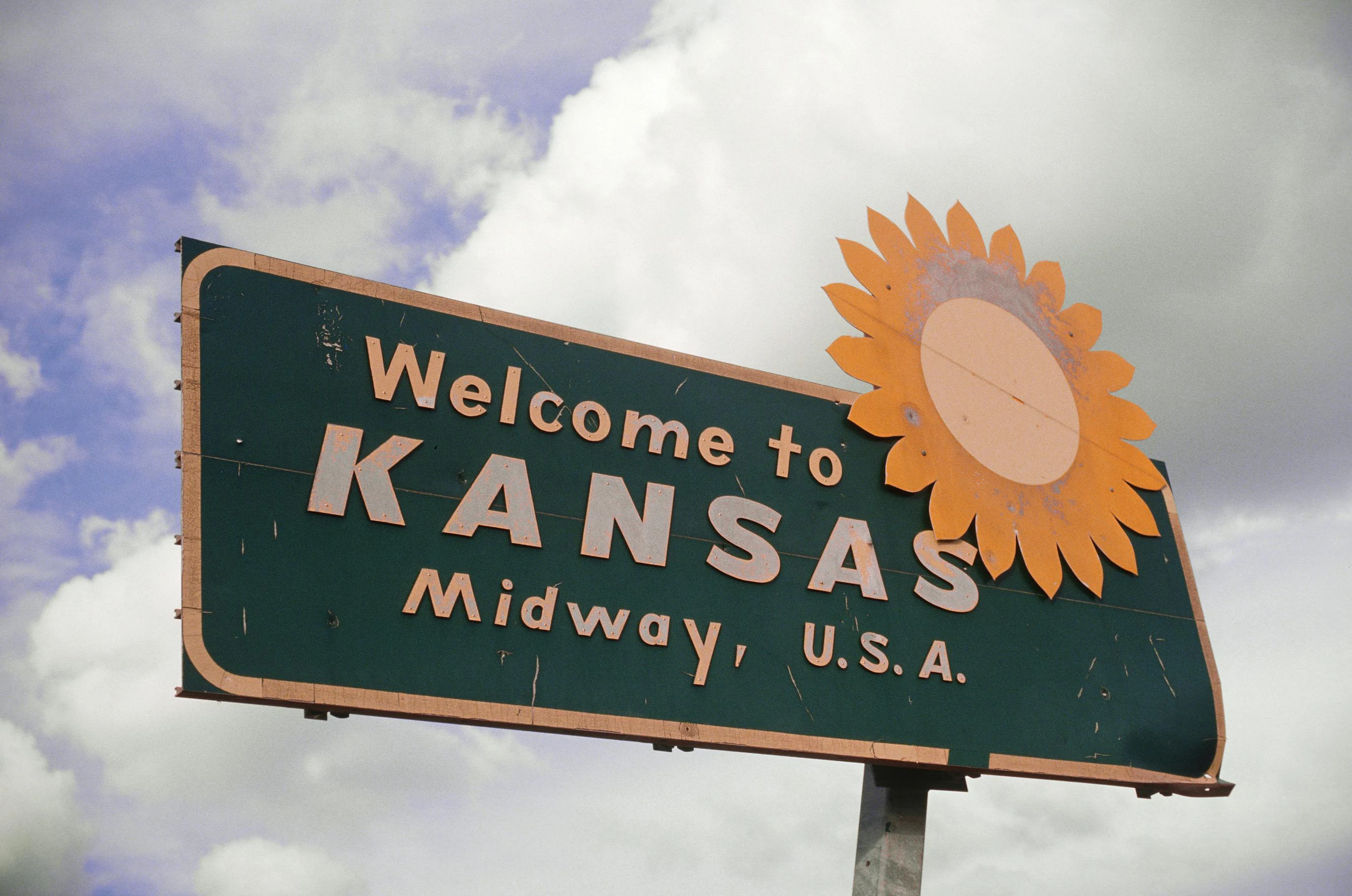 A welcome to Kansas road sign.