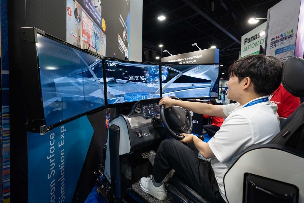 An attendee testing out a driving simulator at ITS America Conference & Expo.
