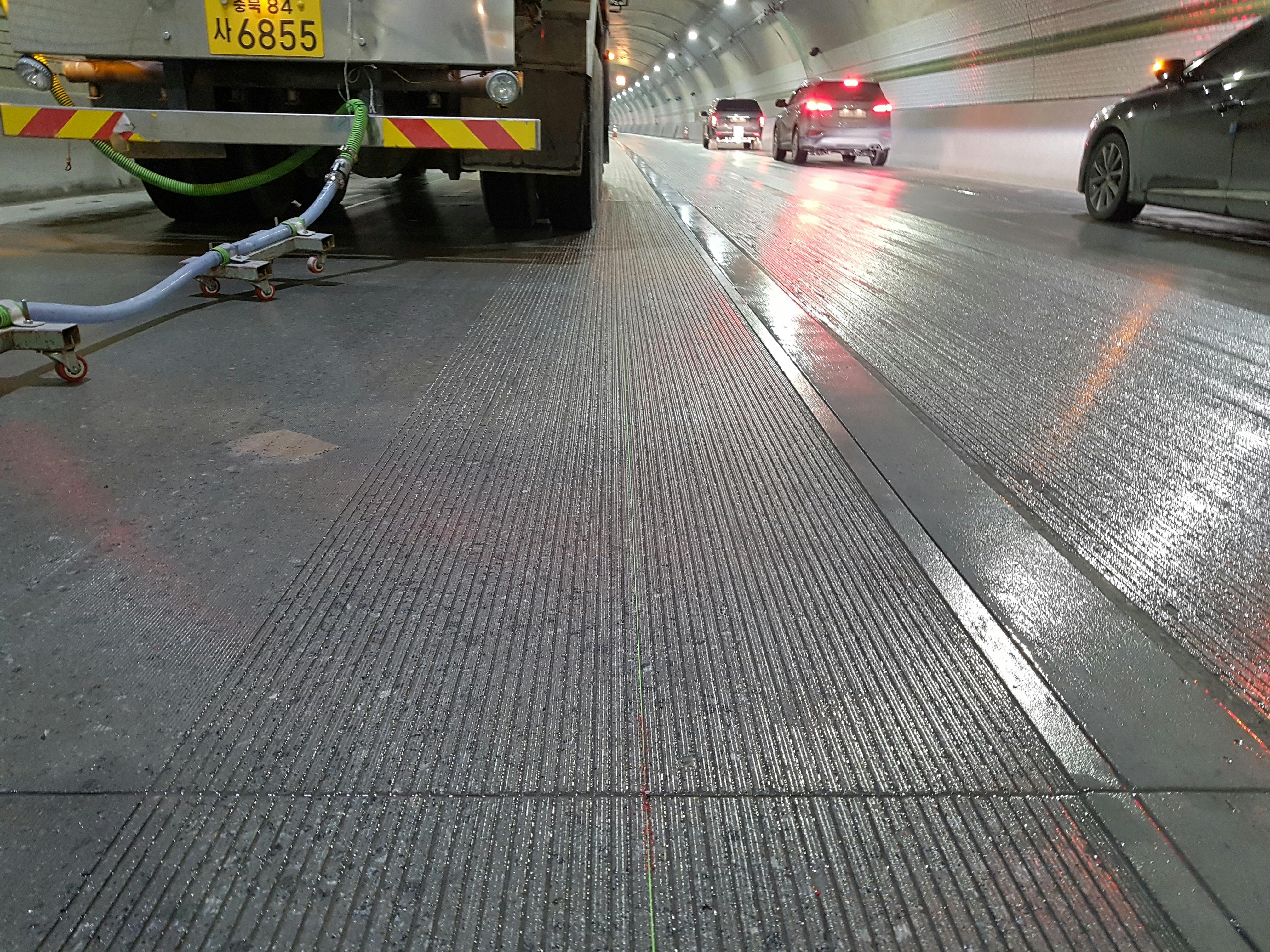 Diamond grooving on a tunnel in Korea.