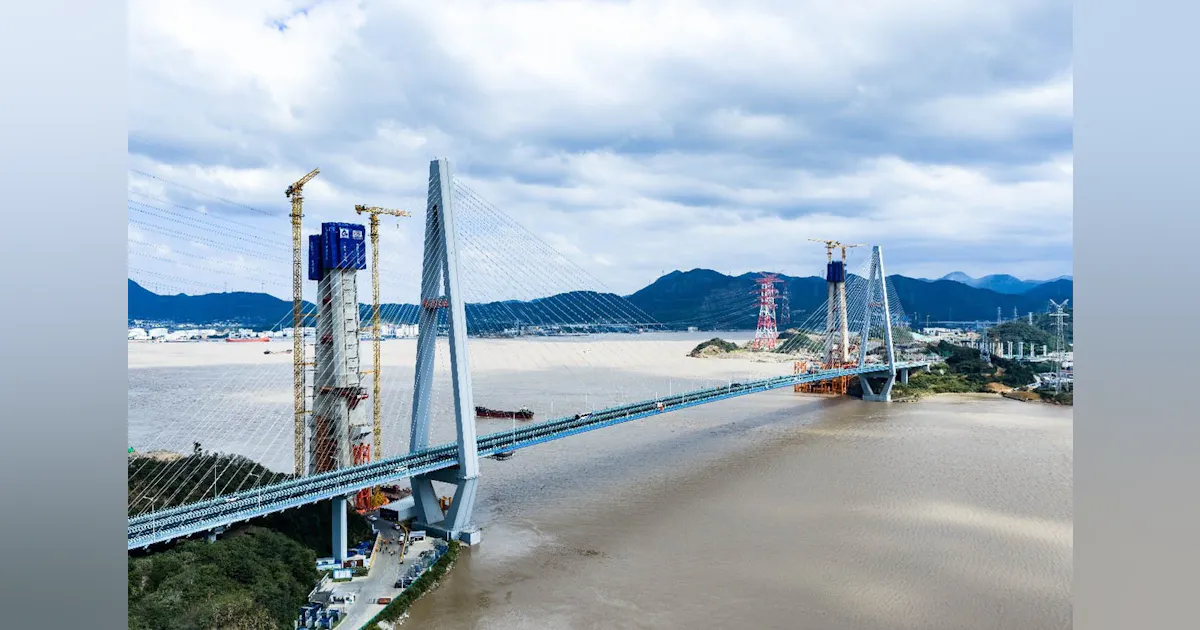 Tower Cranes Support Construction of Long-Span Road-Rail Bridge in China